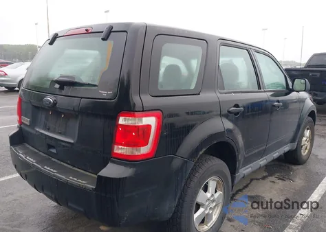 2010 Ford Escape Xls z USA, uszkodzony, nr VIN 1FMCU0C77AKD33467